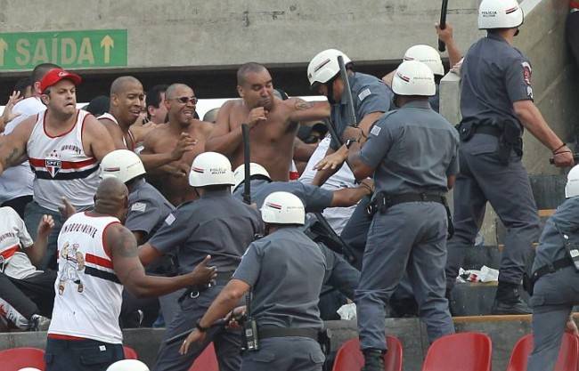 É justo os clubes perderem mando de jogos pela confusão de seus torcedores? Responda a enquete da semana