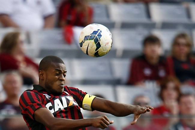 Para qual posição o time principal do Atlético precisa se reforçar com mais urgência?