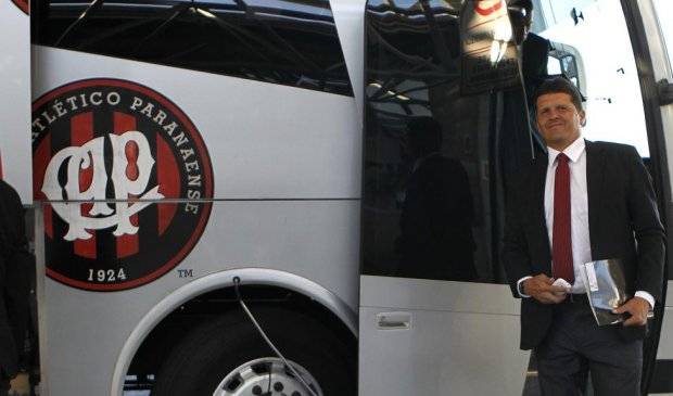 O Atlético está certo em por o time principal para jogar o Paranaense?