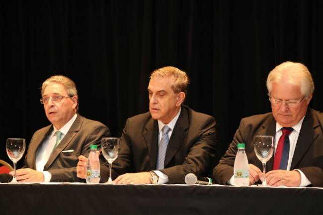 O governo estadual deve ajudar os clubes de futebol?