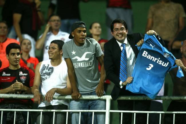 Torcida do Grêmio apoia o Vitória, rival do Internacional, contra o Coritiba no Couto