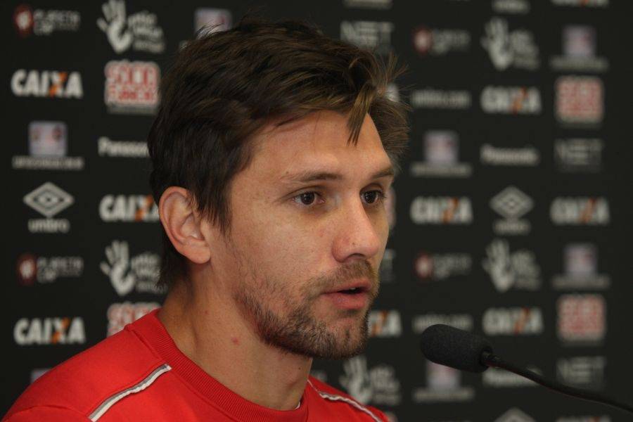 Após protesto silencioso, Paulo André ironiza com Alex a situação do Paranaense