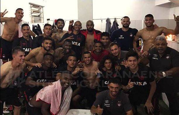 Foto oficial do Atlético mostra jogador provocando o Paraná