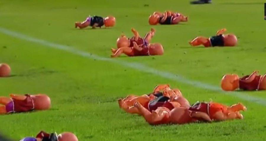 Torcida argentina arremessa bonecas no gramado para provocar rival; veja