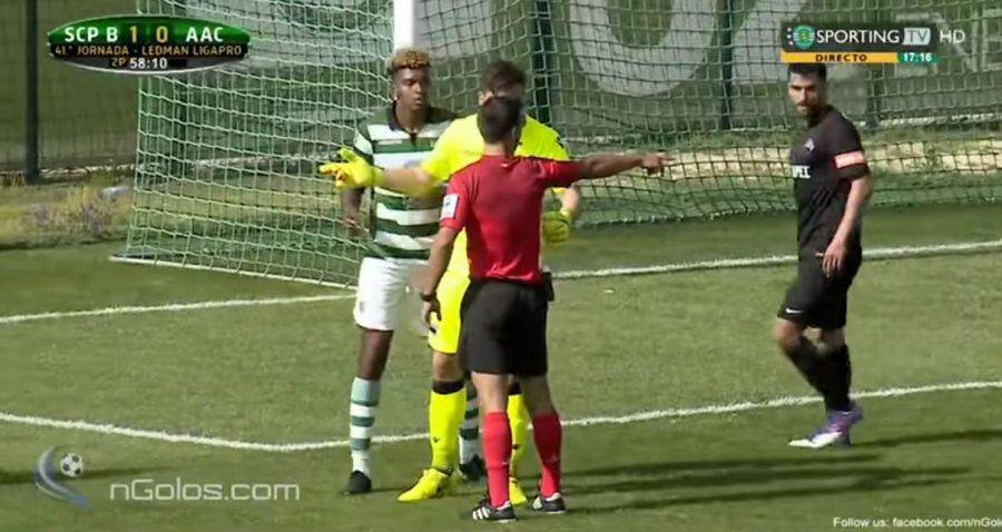 Juiz marca pênalti cometido por jogador reserva que estava aquecendo