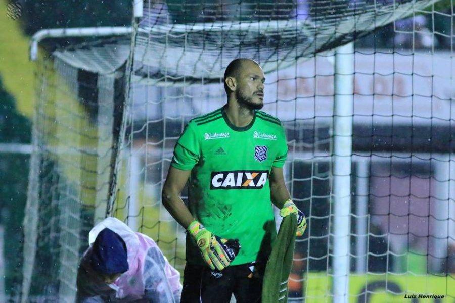 Goleiro falha na estreia, é substituído no intervalo e perde o emprego