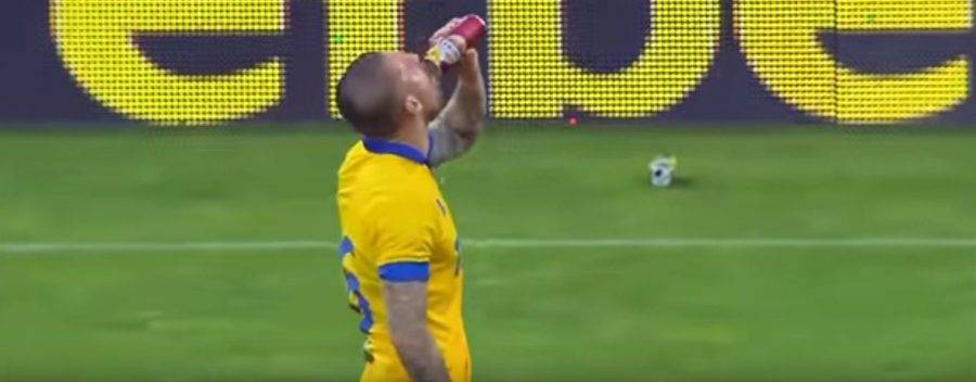 Jogador toma cerveja durante o jogo e marca gol decisivo