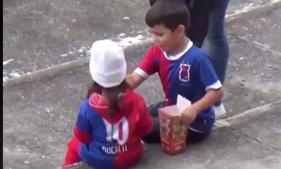 Garotinho paranista troca carinho por bola e viraliza na internet