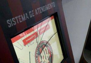 Torcedores do Atlético se revoltam por ingressos e tentam invadir clube