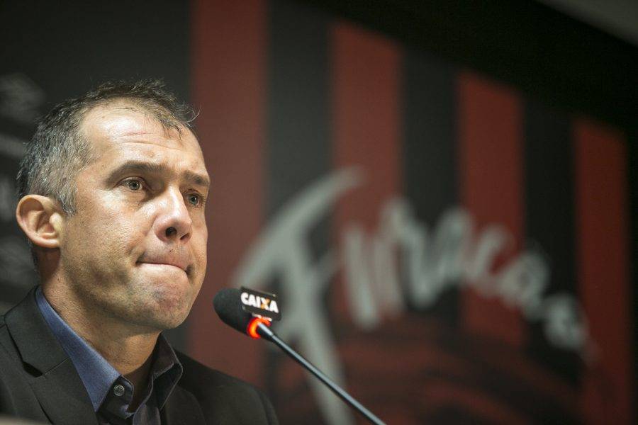 Veteranos, chinelinhos, time ruim: o problema do Atlético não é o técnico