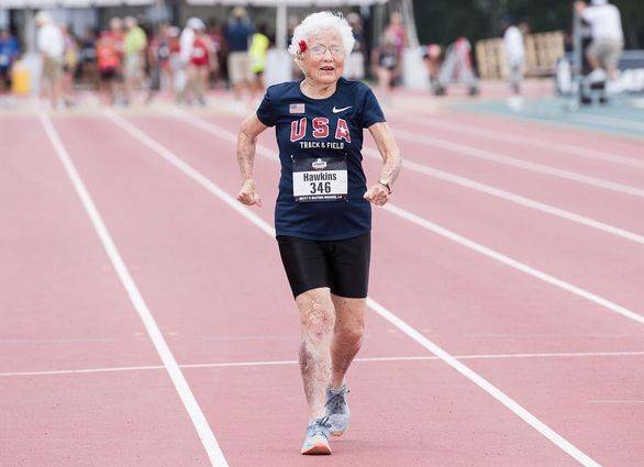 Mulher de 101 anos bate recorde em corrida de 100 metros rasos; veja