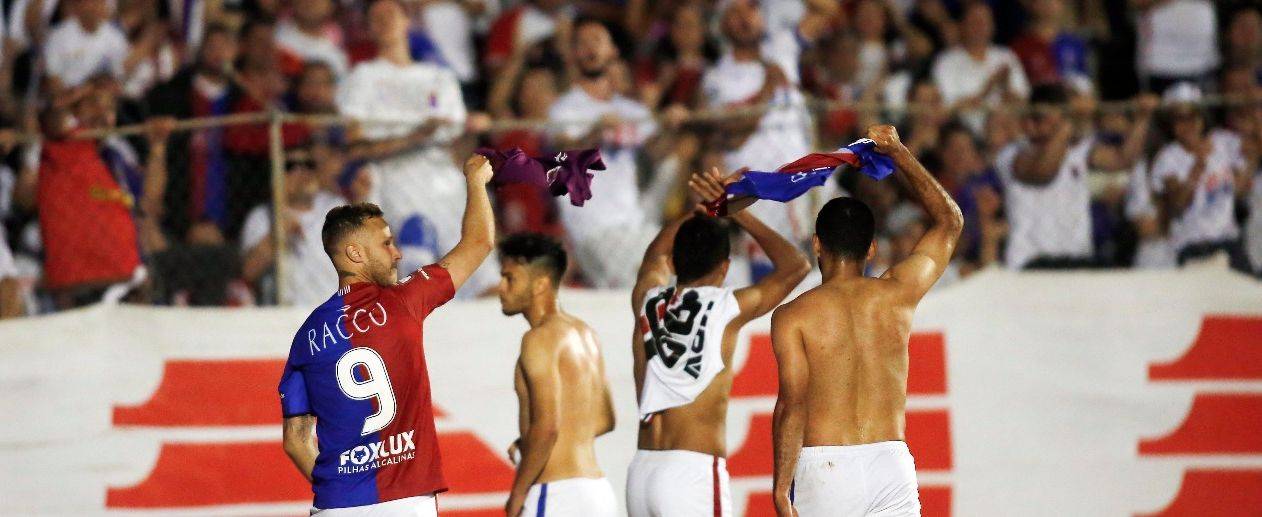 Com Lisca, um novo Paraná: a torcida feliz e animada