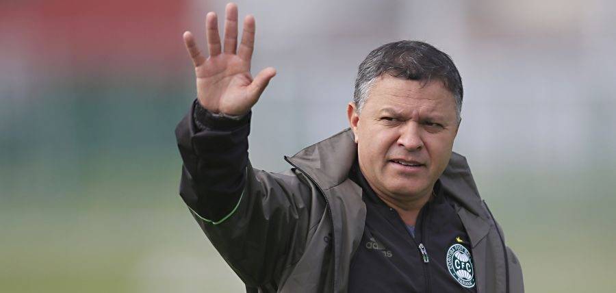 O problema do Coritiba é o elenco; trocar técnico não resolve