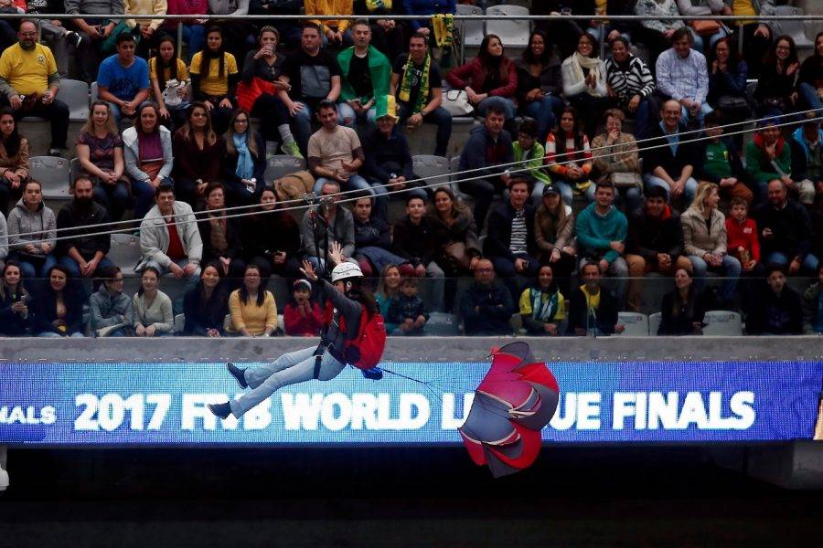 Repórter da Globo se aventura de tirolesa na Arena durante jogo de vôlei
