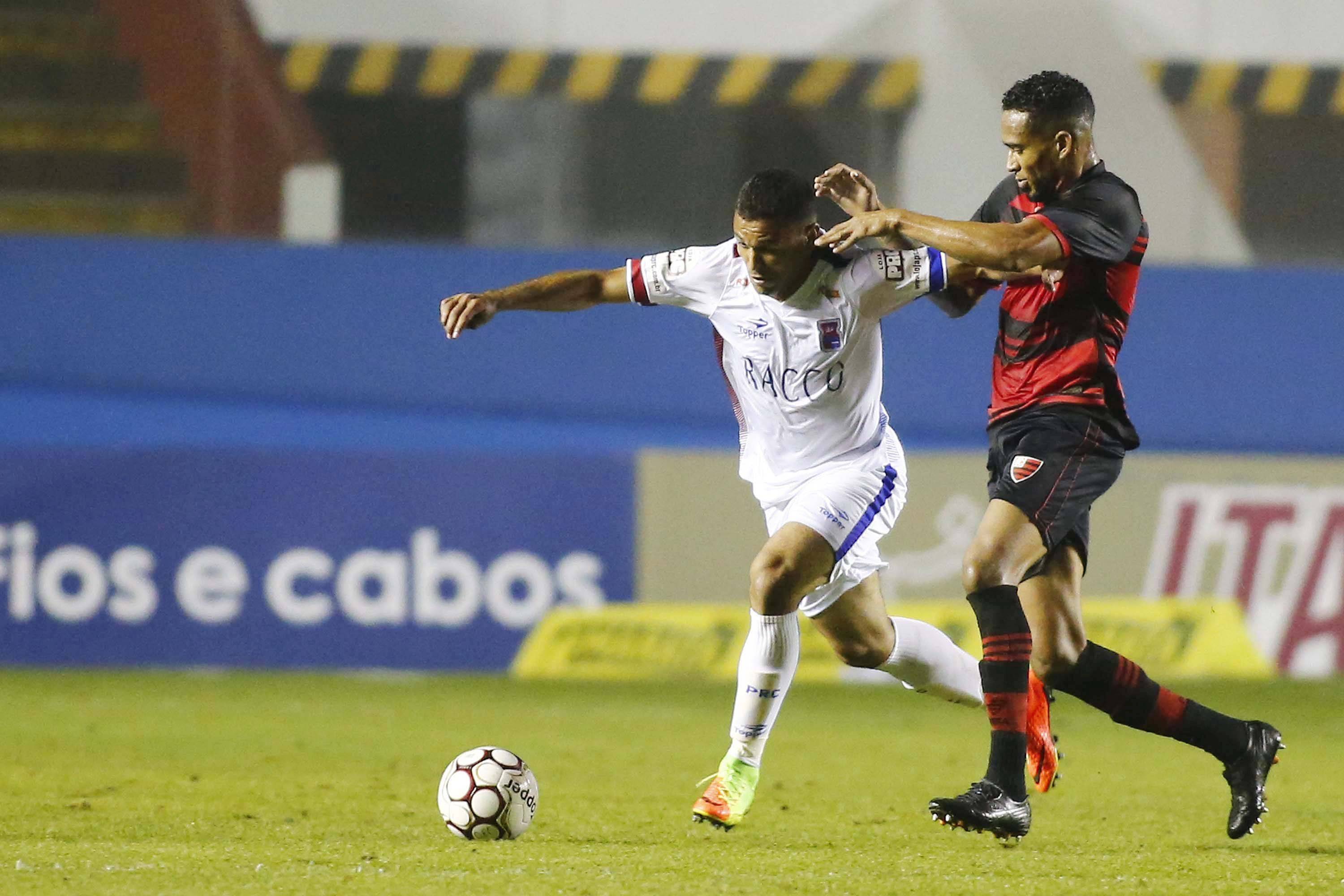 Jogadores do Paraná vestem camisa com mesmo número e causam confusão em jogo