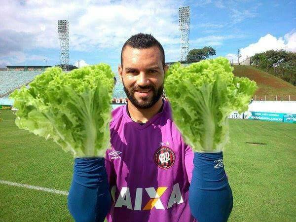 Derrota do Atlético e frango de Weverton viram piada na internet