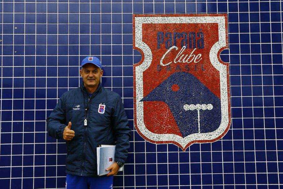 Mais de mil paranistas aceitam ‘desafio’ de Lisca para pular no Rio Belém