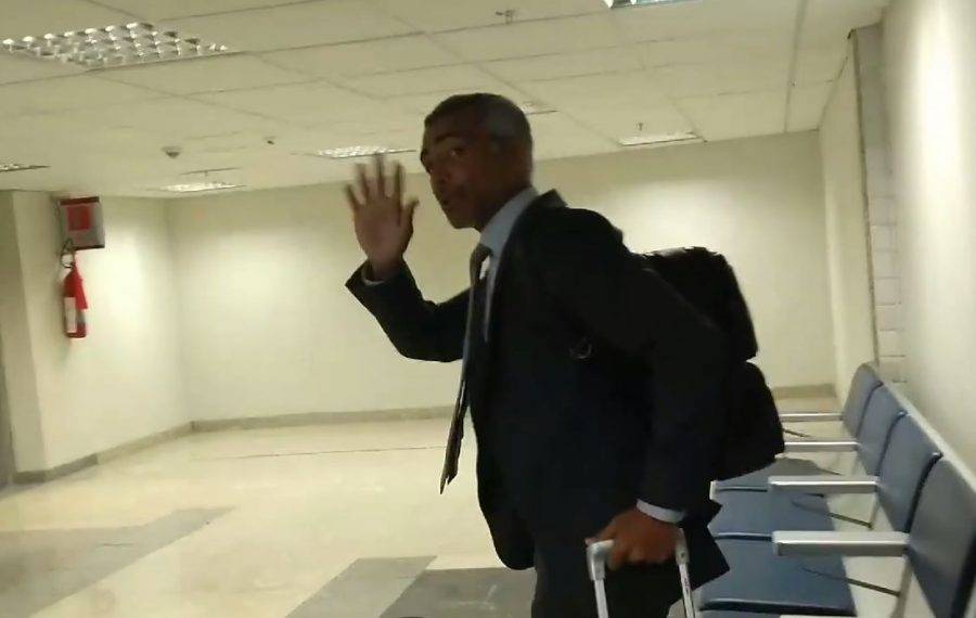 Ex-jogador e senador Romário sofre escracho em aeroporto; veja o vídeo