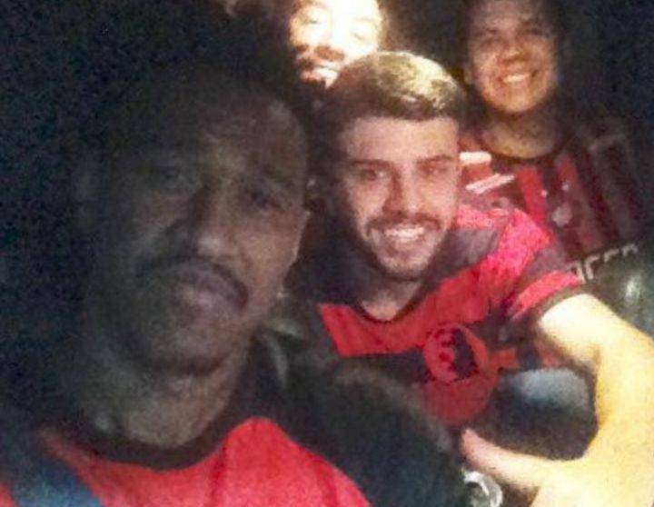 Após eliminação na Libertadores, jogador do Atlético dá carona para torcedores