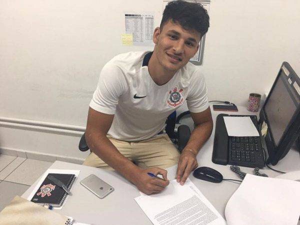 Ex-jogador do Paraná coloca destaque da base no Corinthians
