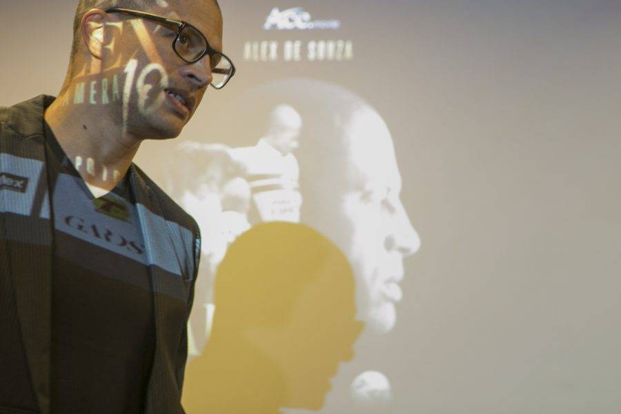 Alex se emociona ao ser surpreendido por carta do presidente do Atlético