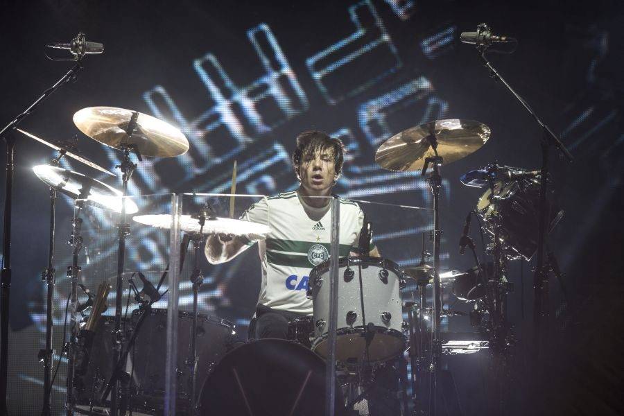 Baterista ‘rouba a cena’ com camisa do Coritiba no show do Maroon 5