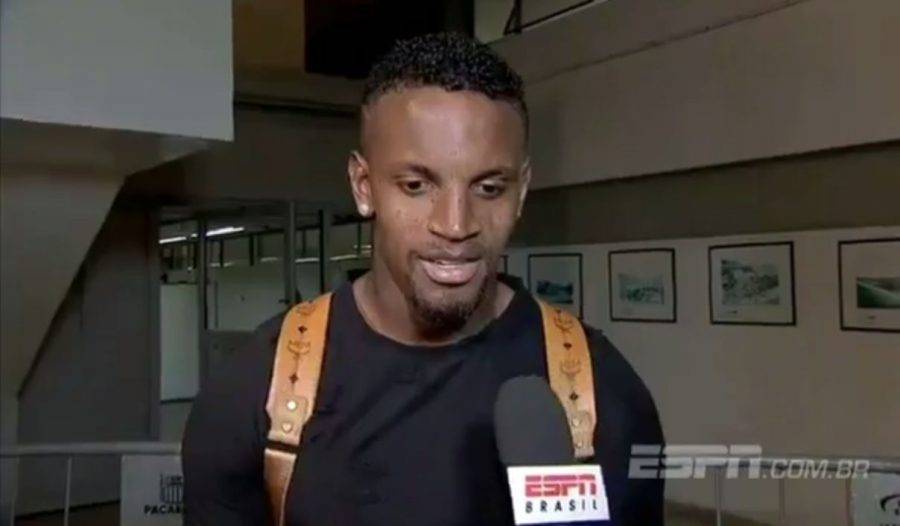 ‘Árbitro de vidro’ no Brasileirão: zagueiro do Coritiba viraliza com gafe