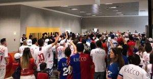 Cerca de 200 paranistas fazem festa no aeroporto e acolhem time após eliminação