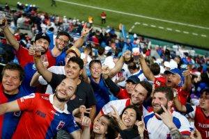 A festa do povão: como é bonito um estádio moderno e com alegria