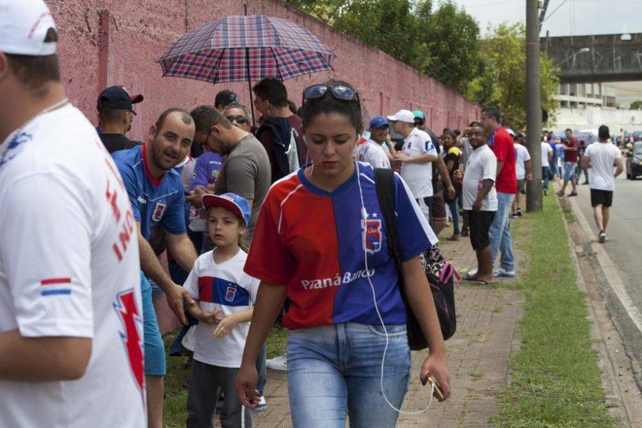 Torcida do Paraná faz fila quilométrica por ingressos de jogo no Couto