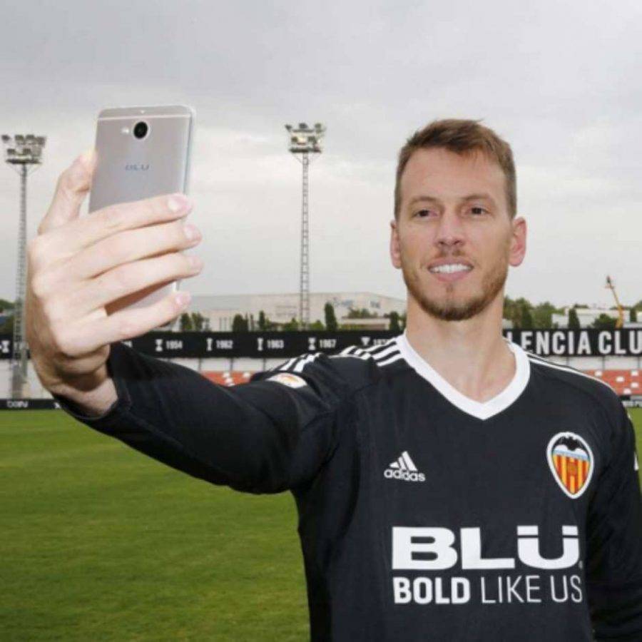 Goleiro revelado pelo Atlético-PR conquista a Espanha com defesa espetacular; veja o vídeo
