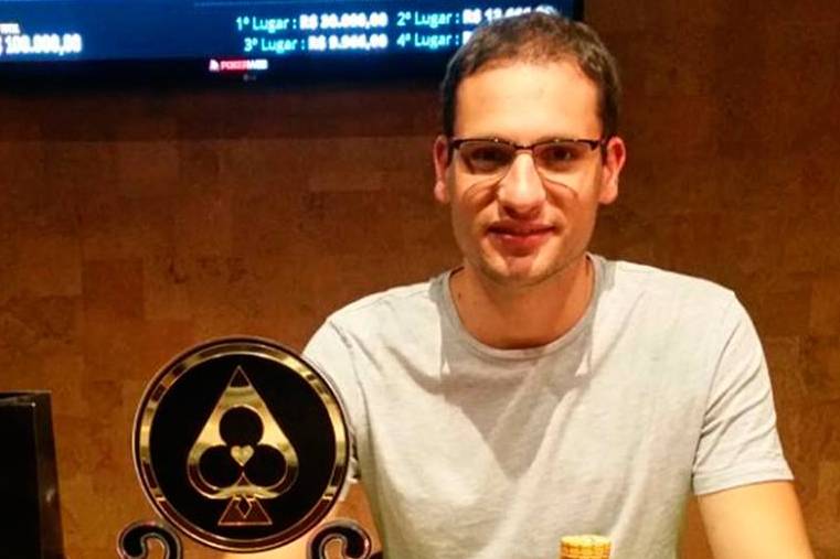 Dentista curitibano surpreende e crava grande torneio de poker