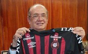 Gilmar Mendes exibe camisa do Atlético em rede social