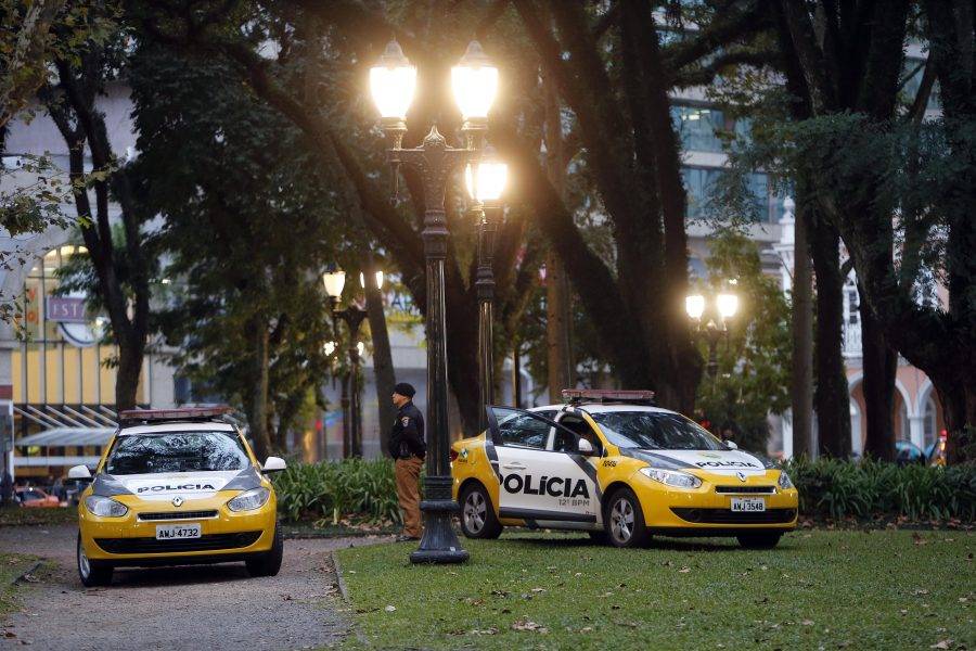 Torcedores do Coritiba ajudam a polícia a prender assaltante no centro