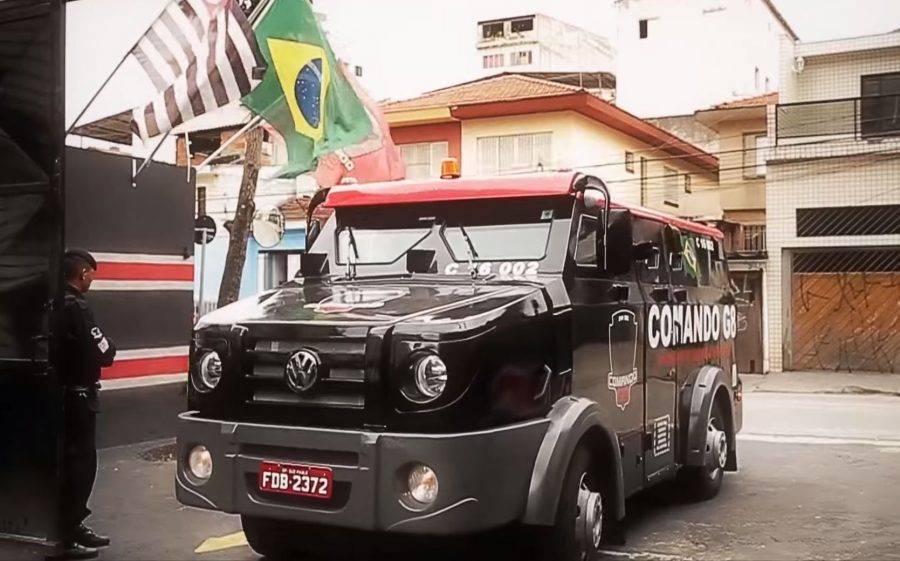 Segurança máxima: figurinhas do álbum da Copa são distribuídas em carro forte