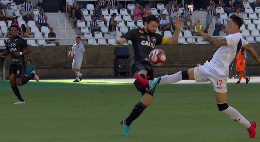 Ex-Coritiba quebra perna de adversário em clássico carioca. Imagem é forte