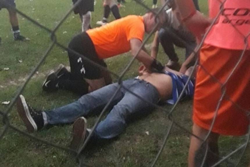 Técnico tem parada cardíaca após gol anulado, mas é salvo pelo árbitro