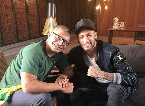 Neymar conhece Alex e se declara: ‘Um dos meus ídolos’