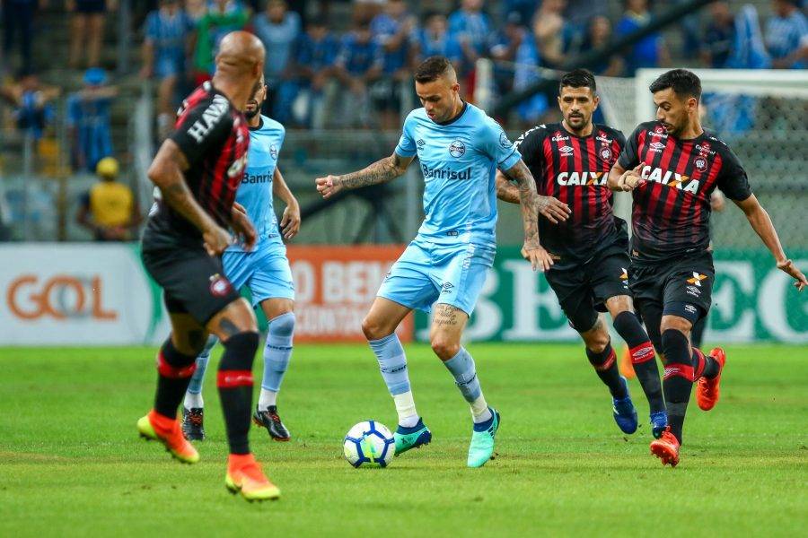 Paraná sofre placar cruel e Atlético prossegue “mês perfeito” com Diniz