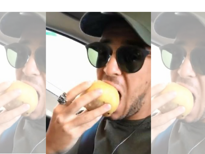 Após título estadual, jogador do Atlético come coxinha para tripudiar o Coritiba