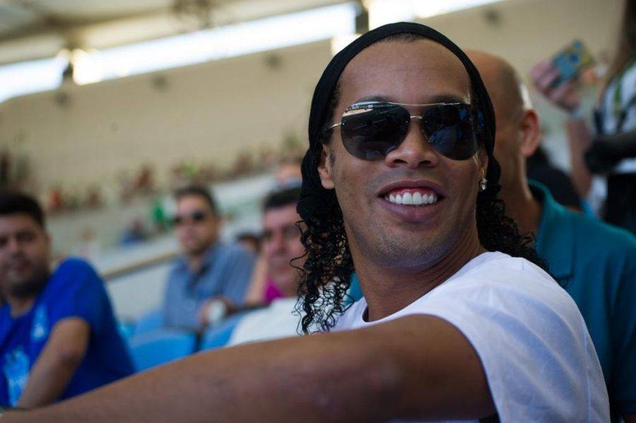 Ronaldinho Gaúcho prepara casamento com duas mulheres