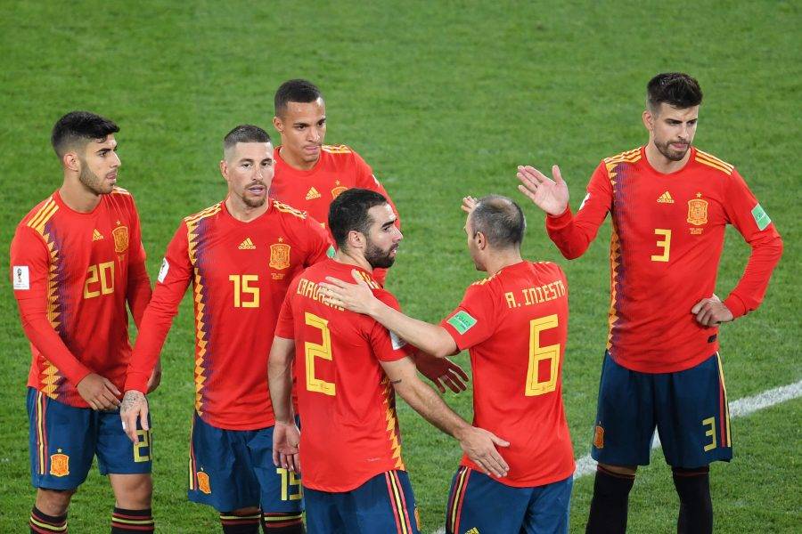 Com dificuldades técnicas, Espanha terá grande desafio contra donos da casa