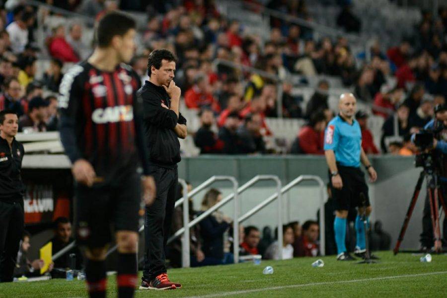 Ao defender esquema de jogo, Diniz se desgasta com elenco e diretoria do Atlético