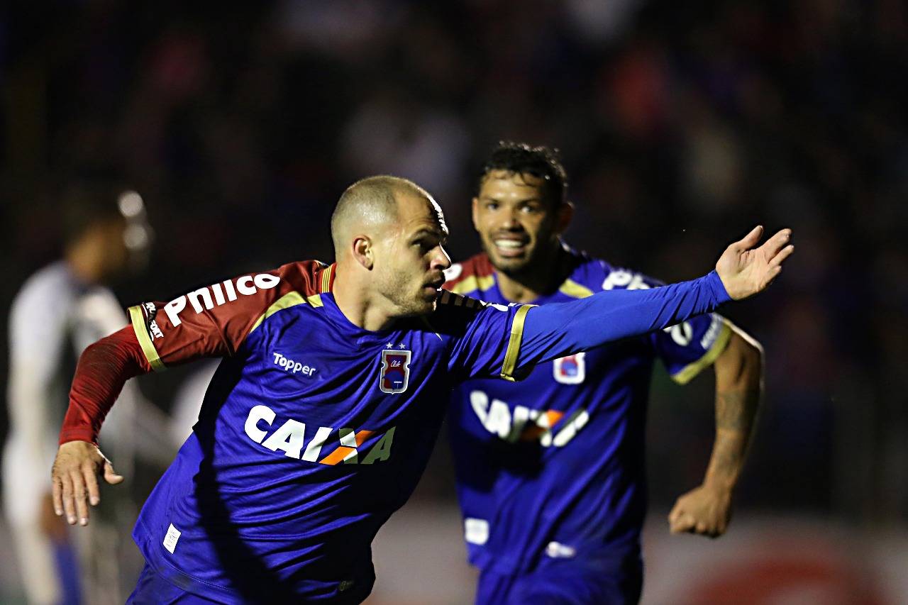 Em confronto direto, Paraná vence Bahia e emenda segunda vitória seguida