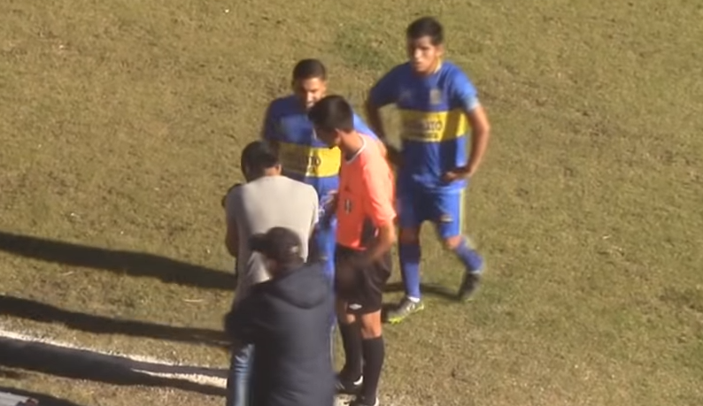 VAR “amador” rouba cena em jogo no Peru e cena viraliza