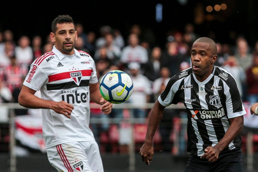 Rejeição à bola é sintoma do futebol pobre jogado no Brasil