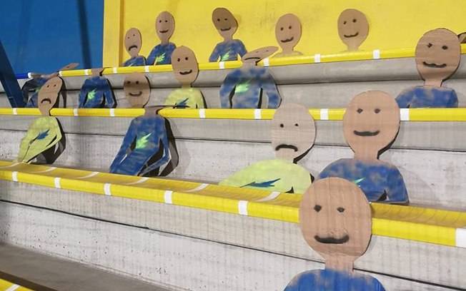 Torcida fake: bonecos de papel disfarçam ausência de público