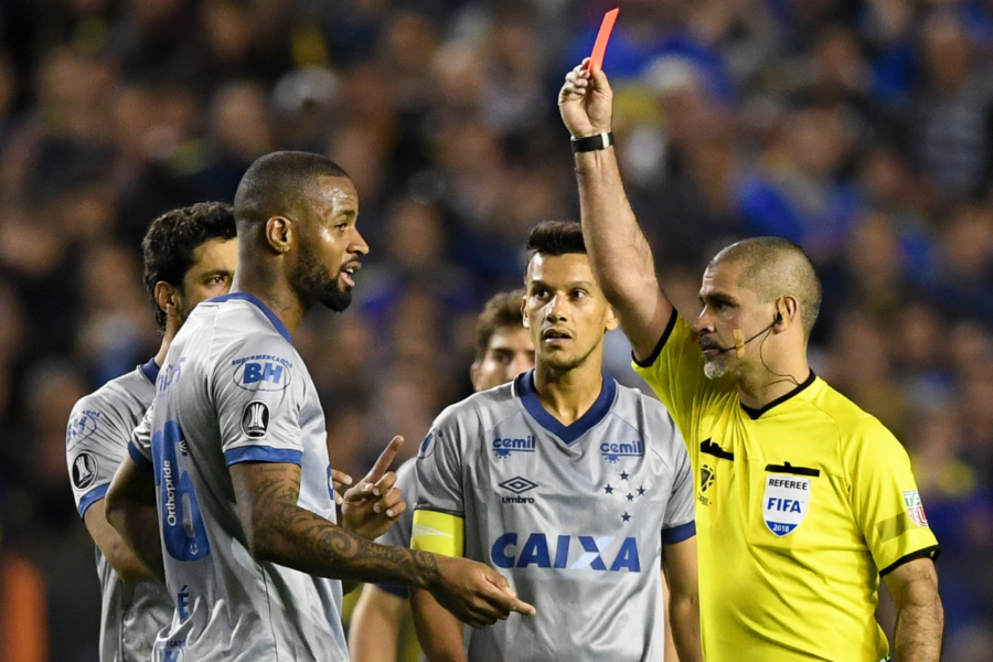 Apito, bastidores, futebol: da final da Libertadores 2005 à expulsão de Dedé