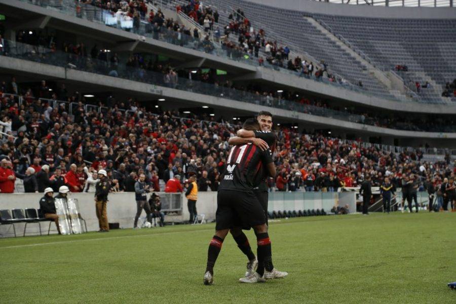 A Arena segue vazia: falta um grande acordo familiar no Atlético
