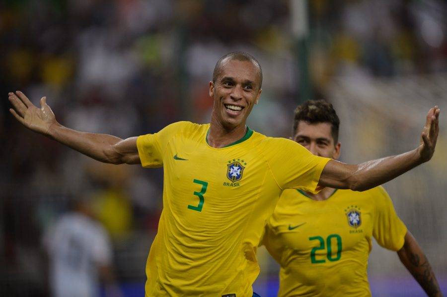 Miranda marca no fim e Brasil derrota Argentina em jogo morno na Arábia Saudita